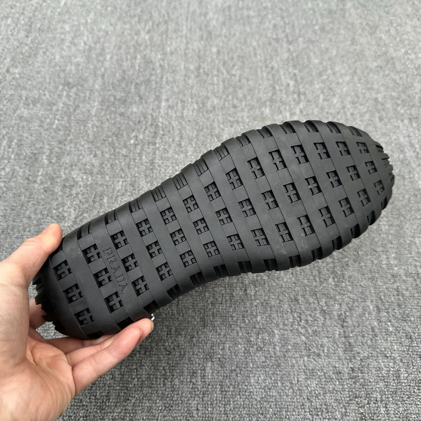 💰880 Prada/Prada’s new men’s spliced ​​casual sports boots! The shoe's exquisite stitching outlines a unique geometric texture, and contemporary lines and details reinterpret the classic sports style. The upper is made of ultra-official material, and the lining is full cowhide. It is lightweight, breathable, practical and versatile. The tongue is decorated with the Prada Milano logo, and the logo print is embellished with the laces. It is paired with a 2.5cm two-color rubber sole to create a comfortable wearing experience. Comes with full set of original packaging dust bag! Size: 39-40-41-42-43-44 (45 customized) standard leather shoe size Item number: 41274651